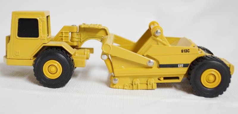 lot 7054 image: ERTL - Die Cast CATERPILLAR Elevating Motor Scraper # 24506 - Collectible - AWESOME