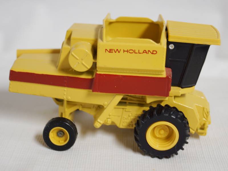 lot 7056 image: ERTL Die Cast Model - Grain Cart - NEW HOLLAND - Nice