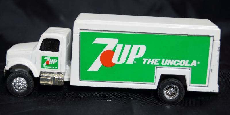 lot 7058 image: ERTL - Die Cast Model Truck - 7-UP the UnCola Side opens to show product - SWEET