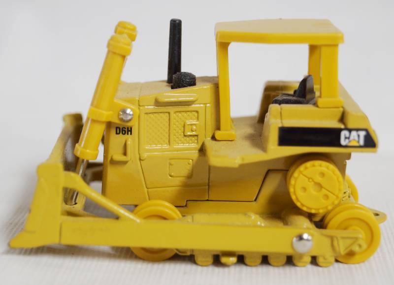lot 7060 image: ERTL - Die Cast CATERPILLARD6H Series II Crawler Tractor # 1540G - Collectible - AWESOME