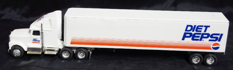 lot 7068 image: ERTL Die Cast Replica 9200 8818 - Diet Pepsi w Trailer