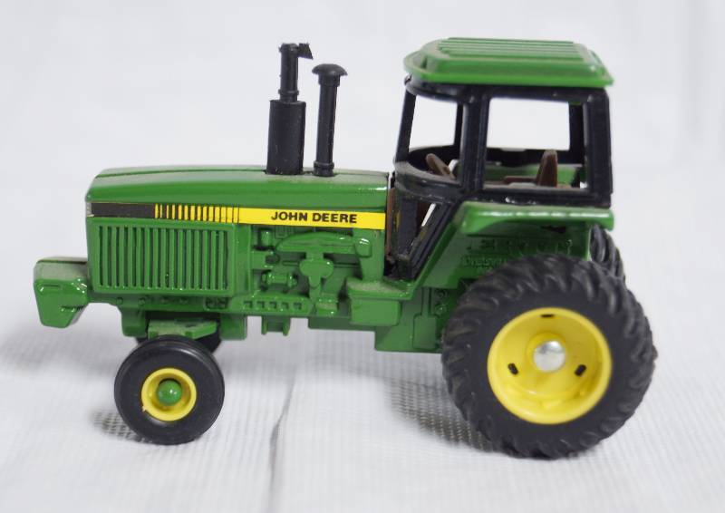 lot 7075 image: ERTL - John Deere Tractor 3498D - WOW Great find