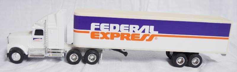 lot 7076 image: ERTL - International Semi Truck - FEDERAL EXPRESS w Trailer - 1357-7513 - WOW