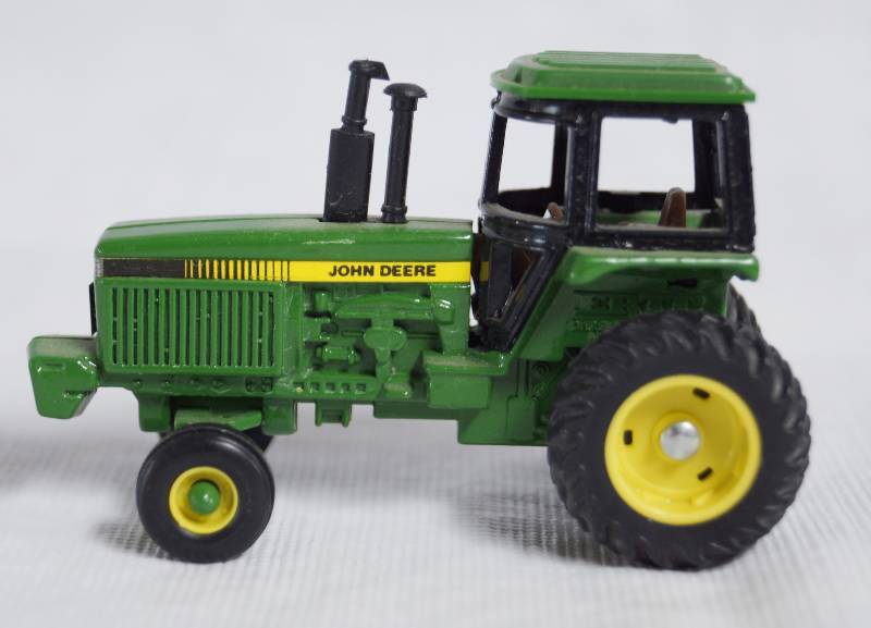 lot 7079 image: ERTL Die Cast Replica - John Deere Tractor #3498D