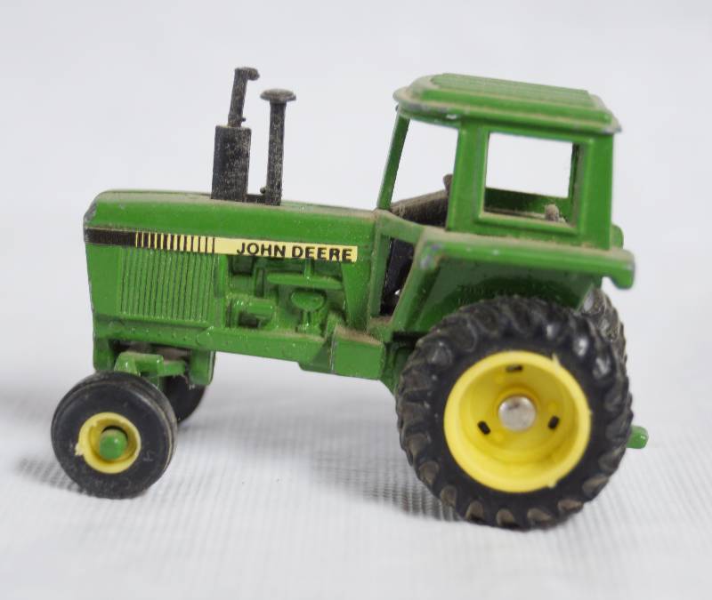 lot 7084 image: ERTL - John Deere Tractor 1324U - WOW Great find