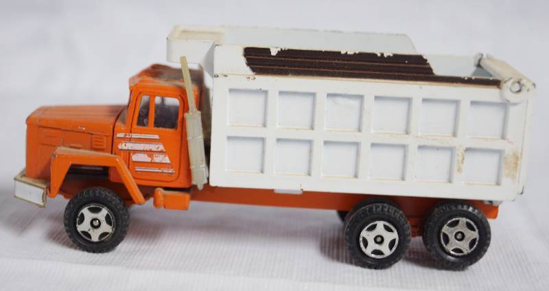 lot 7085 image: ERTL - Die Cast Dump Truck - Orange Truck w White Bed - Really Dumps & Engine Compartment Opens - see notes