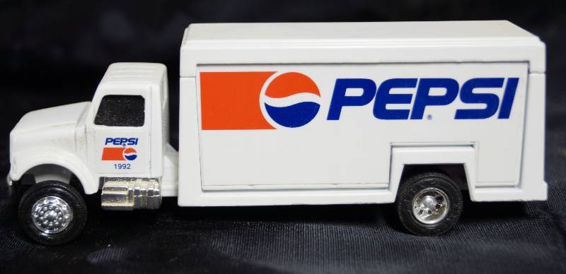lot 7086 image: ERTL - Pepsi Truck 1992 Side open to reveal product 7513-9114 - SWEET #1602