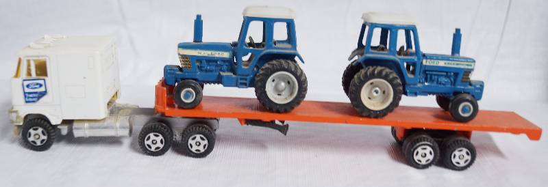 lot 7274 image: ERTL - Ford Semi Truck and Flat Bed Trailer 1357-7513 w 2 Ford Tractors 9700 - WOW