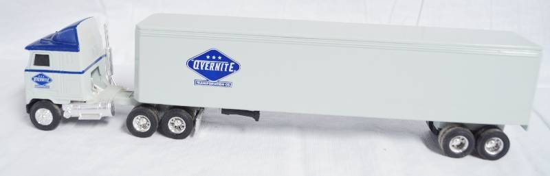 lot 7276 image: ERTL Die Cast Replica 164 MACK Ultra Liner w. sleeper - Overnight Transportation Co. 9200 8812 wTrailer