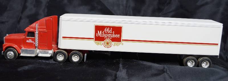 lot 7280 image: ERTL Die Cast Replica International Navistar Truck - 18906 - Old Milwaukee Beer Truck & Trailer - 9200 0812
