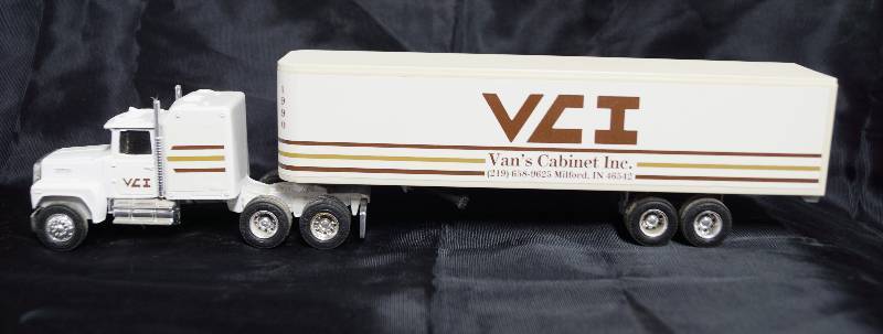 lot 7285 image: ERTL - Die Cast Replica 164 FORD LTL-9000 w Sleeper - VCI - Vans Cabinet Inc. 1990 Trailer 1357-7513