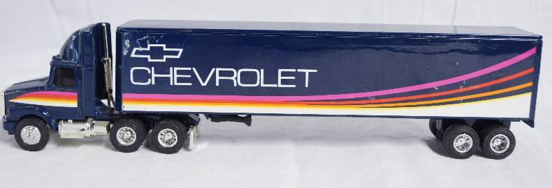 lot 7287 image: ERTL Die Cast Replica WHITE GMC - Chevrolet Trailer 9200-8813 - Collectible
