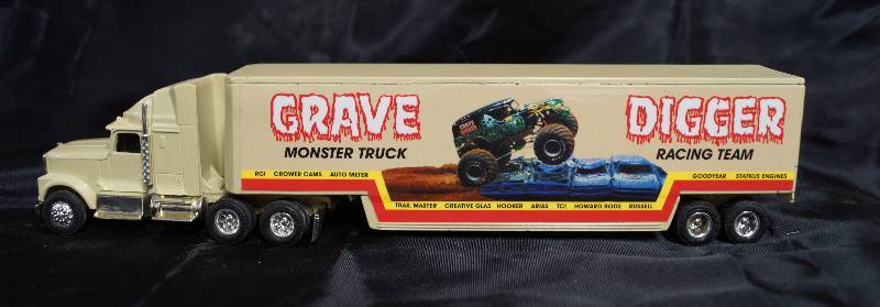 lot 7290 image: ERTL Die Cast Replica International Navistar Truck - GRAVE DIGGER Monster Truck Racing Team Trailer - 9200 8813 - WOW