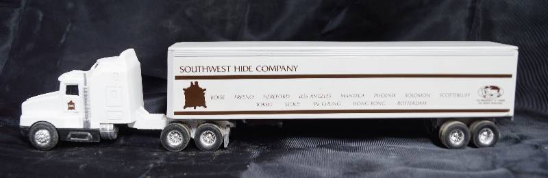 lot 7293 image: ERTL Die Cast Replica Semi Kenworht T600A Truck 2800G  - Southwest Hide Company Trailer 9200 8812