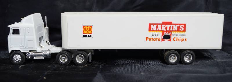 lot 7295 image: ERTL Die Cast Replica MACK Truck Ultra Liner w Sleeper 164 - MARTINS POTATO CHIPS WEGE Trailer 1357-7513 - WOW