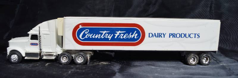 lot 7296 image: ERTL Die Cast Replica Semi International Navistar Truck - Country Fresh Dairy Products Refrigerated Trailer 9200 8813