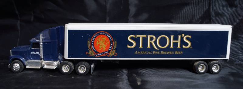 lot 7352 image: ERTL - Die Cast Replica - International Navistar Semi Truck w Trailer - STROHS Beer 9200 8812 - Cool