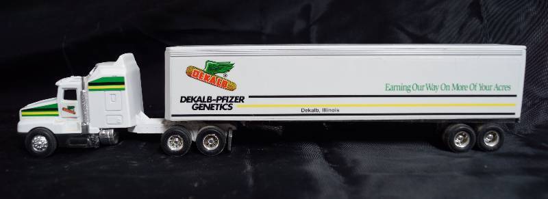 lot 2217 image: ERTL - Die Cast Replica - Kenworth T600A - Semi Truck w Trailer Dekalb-Pfizer Genetics - Cool