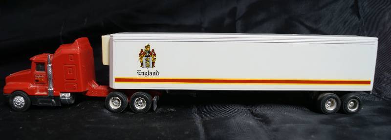 lot 2221 image: ERTL - Die Cast Replica - Kenworth T600A - Semi Truck w trailer  - England - 9200 8812