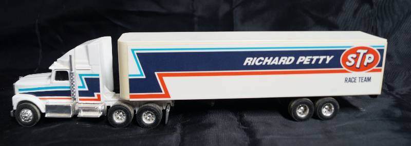 lot 2229 image: ERTL - Die Cast Replica - International Navistar Semi Truck 2800G w Trailer - STP Race Team - Richard Petty