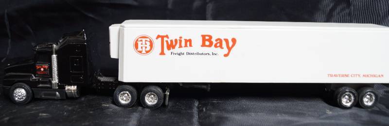 lot 2230 image: ERTL - Die Cast Replica - Kenworth T600A - Semi Truck w trailer  - Twin Bay Freight Distributes, Inc.