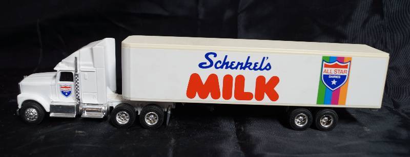 lot 2231 image: ERTL - Die Cast Replica - International Navistar Semi Truck w Trailer - Schenkels MILK - 1357-7513