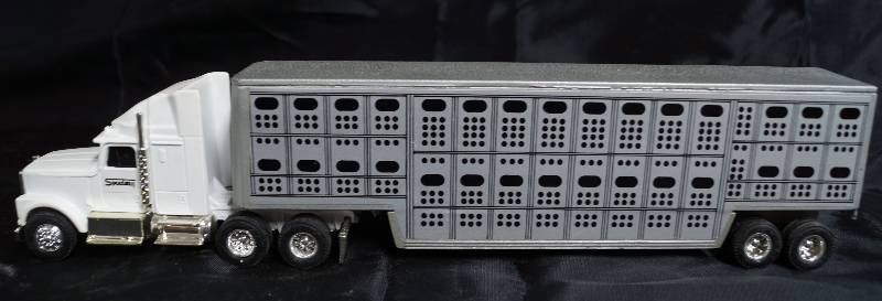 lot 2247 image: ERTL - Die Cast Replica - International Navistar Semi Truck w Trailer - Cattle Trailer - 9200-8813