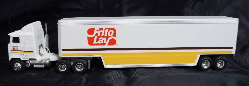 lot 2257 image: ERTL - Die Cast Replica 164 MACK Ultra- Liner w Sleeper - FRITO LAY 9200 8812