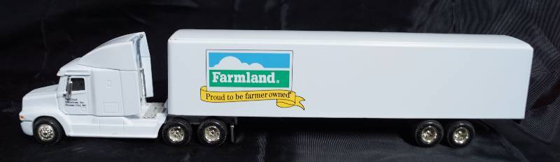 lot 2271 image: ERTL Collectibles - Semi Truck & Trailer Farmland Industries KC MO - 164 Freight liner C-120 Century Roof Sleeper - Awesome