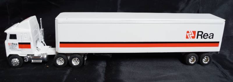 lot 2280 image: ERTL - Die Cast Replica - 164 MACK Ultra-Liner w Sleeper Semi Truck w Trailer - Rea - Nice Truck