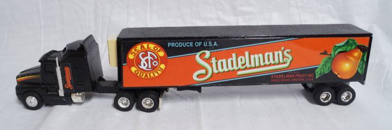 lot 2287 image: ERTL - Die Cast Replica Kenworth T600A - Stadelmans Fruit, Inc. Oregon - COOL