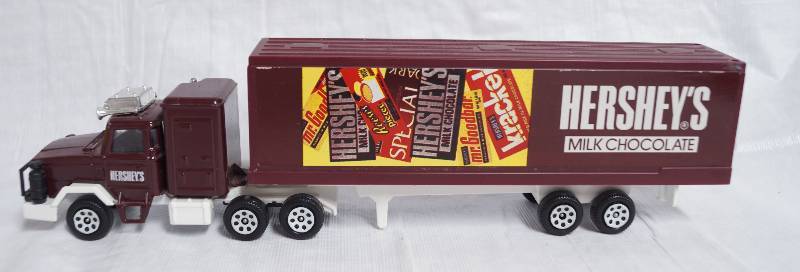 lot 2289 image: Die Cast Replica Truck & Trailer  - corgi - Hersheys Brand Chocolate - Mmmmmmm Made in Great Britain