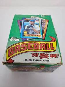 lot 92 image: New In Box 1990 Topps Frank Thomas with 26 Sealed Baseball Card Packs