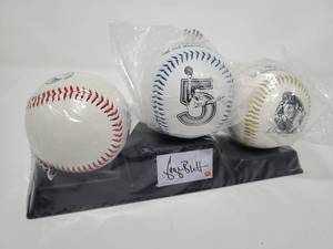 lot 138 image: George Brett 3 Baseballs Collection New In Package