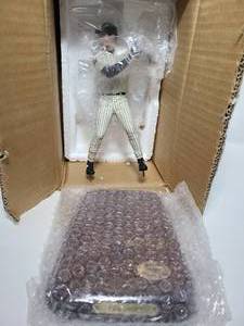 lot 139 image: New In Box Paul ONeill Danbury Mint Statue New York Yankees