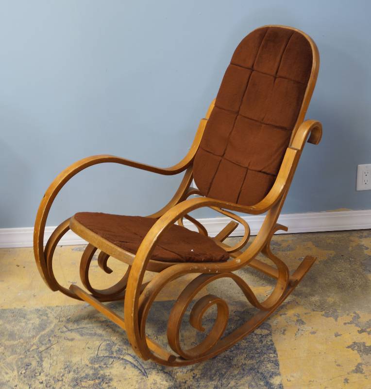lot 9068 image: Cool Rocking Chair - Works Great Needs a Screw on the seat to the back before using
