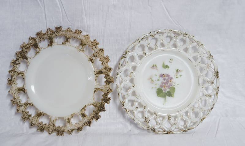 lot 9074 image: Lot of 2 Vintage Plates