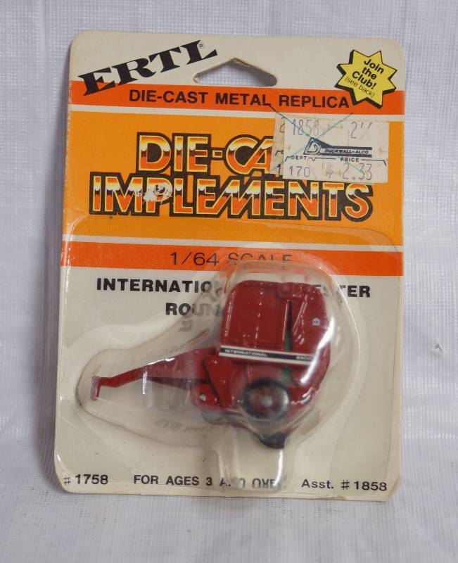 lot 9086 image: ERTL Die Cast Implements - INTERNATIONAL HARVESTER ROUND BALER 164 Scale - PART No. 1758-7HFO- stamped 12950 - New in package