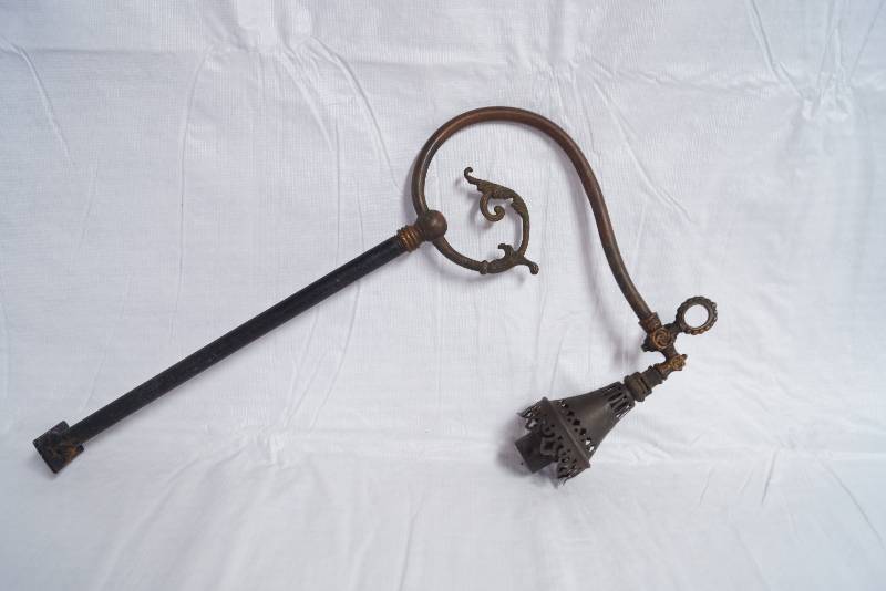 lot 9091 image: Antique Victorian Period LINDSAY Single Burner BRASS Gas Light Fixture