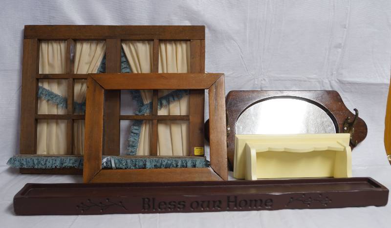 lot 5082 image: Lot of Home Decor - Shelves, Candle Holders, Mirror w hanging hooks and more