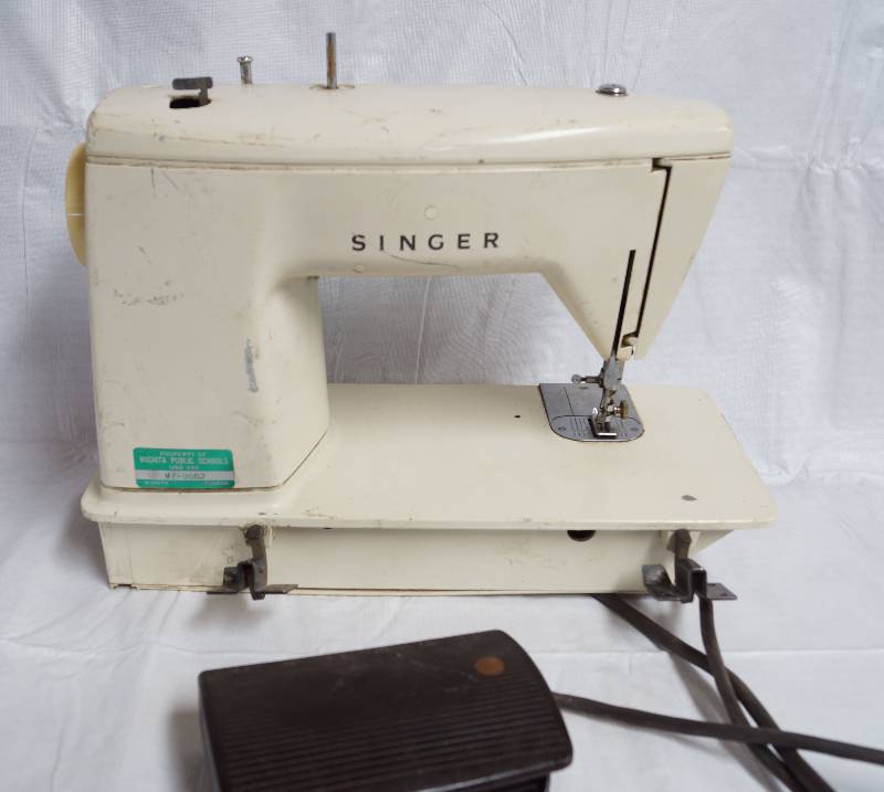 lot 9115 image: Vintage SINGER Sewing Machine - WORKS M# 717