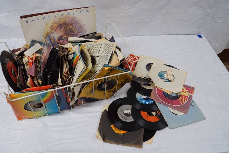 lot 9125 image: Lot of records, 45s, some 33s VHS - surprise lot