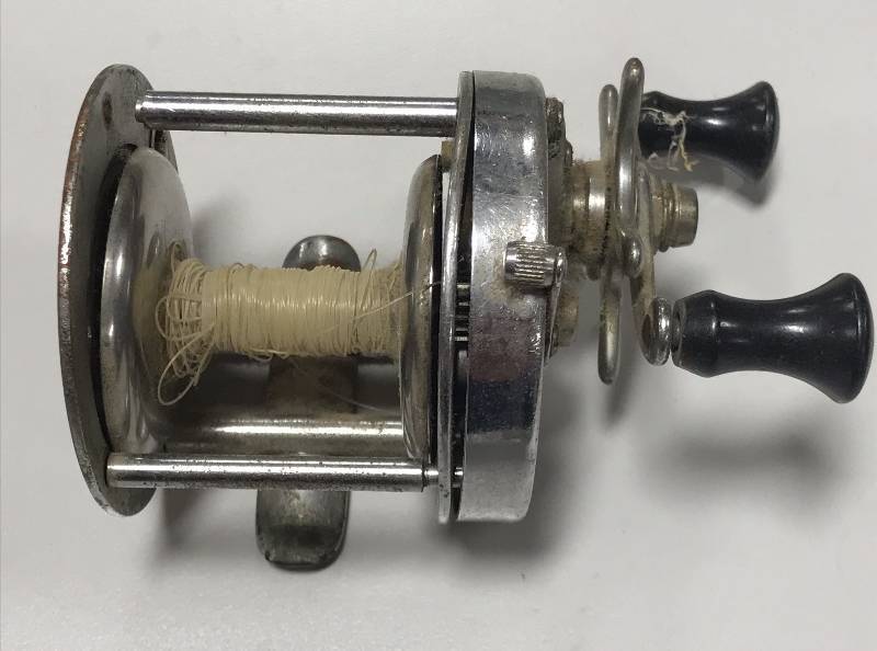 lot 1009 image: Vintage Shakespeare Fishing Reel - Service 1944 GE