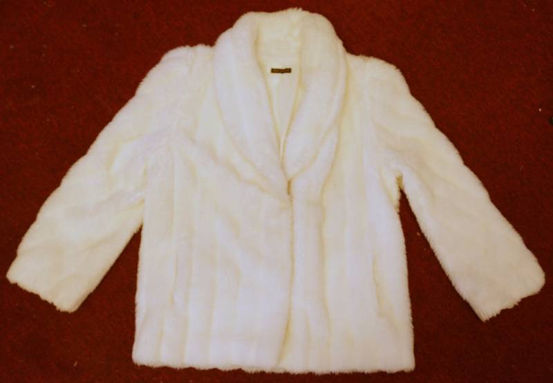 lot 9006 image: Ladies White Faux Fur Coat - Very nice - Size Large