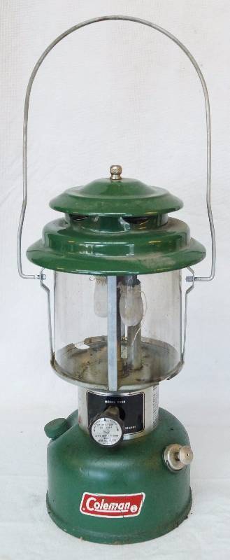 lot 1213 image: Coleman Lantern Model 220K - complete