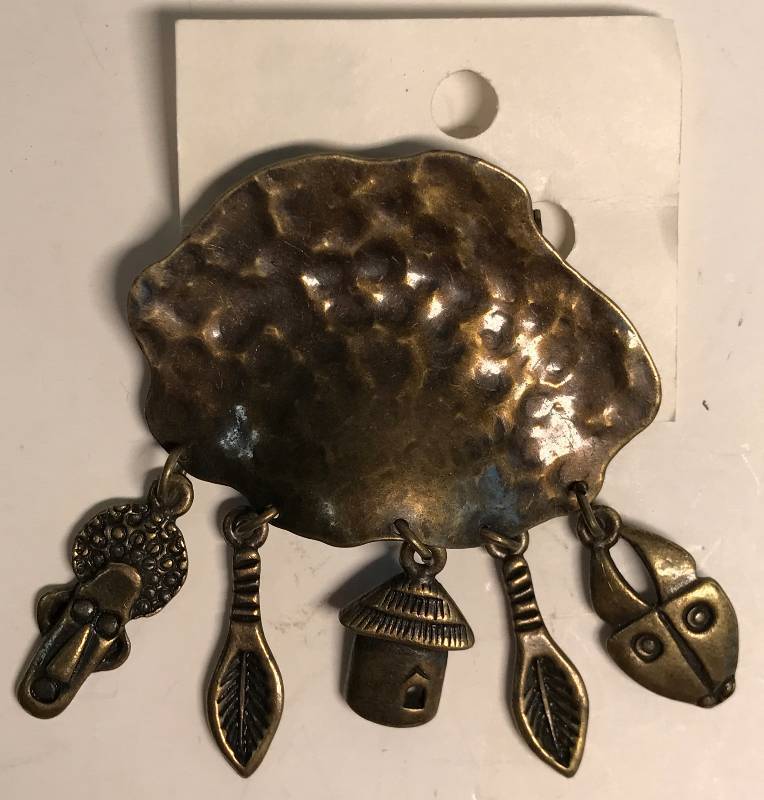 lot 3639 image: Brooch Pin - African Charm pin lapel