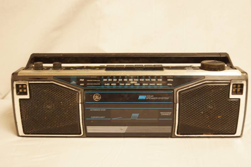 lot 2535 image: Vintage AMFM Cassette GE Radio Tape Player - Portable Boom Box