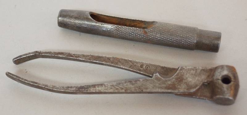 lot 1146 image: Lot of hand tools - Leather Hole Punch and Bullet Mold