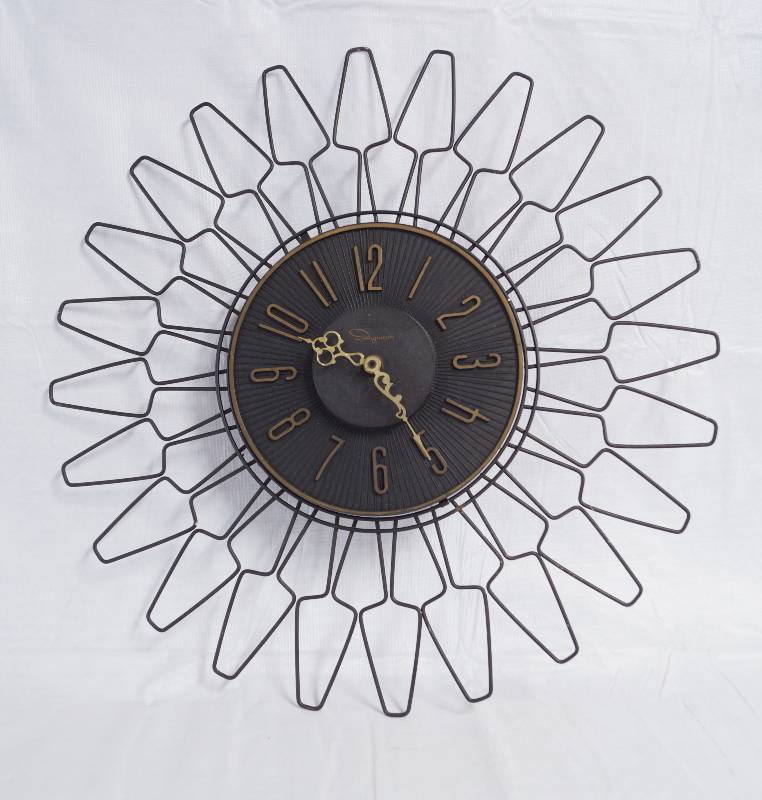 lot 9135 image: Vintage Clock - Beautiful Metal Design around face BIG  19 diameter - untested - batteries are dead - AA