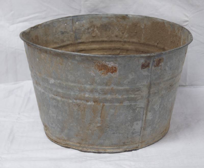 lot 9144 image: Vintage old wash bucket - crinkle in bottom - Neat, rustic dcor piece